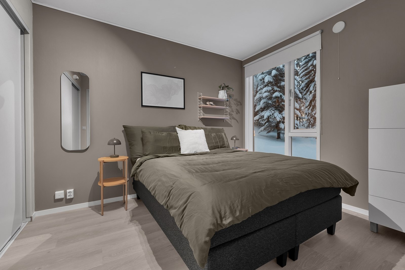 Praktisk skyvedørsgarderobe Galleribilde