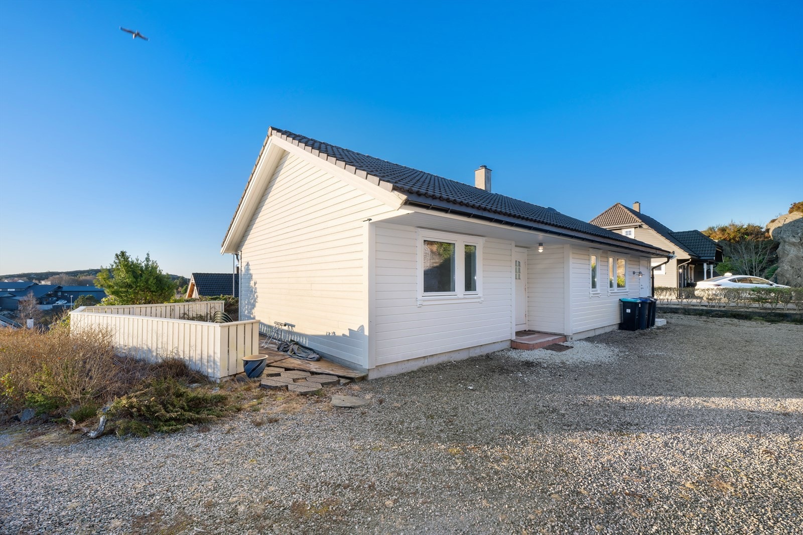 Stort gruset område med god biloppstillingsplass på baksiden av huset Galleribilde