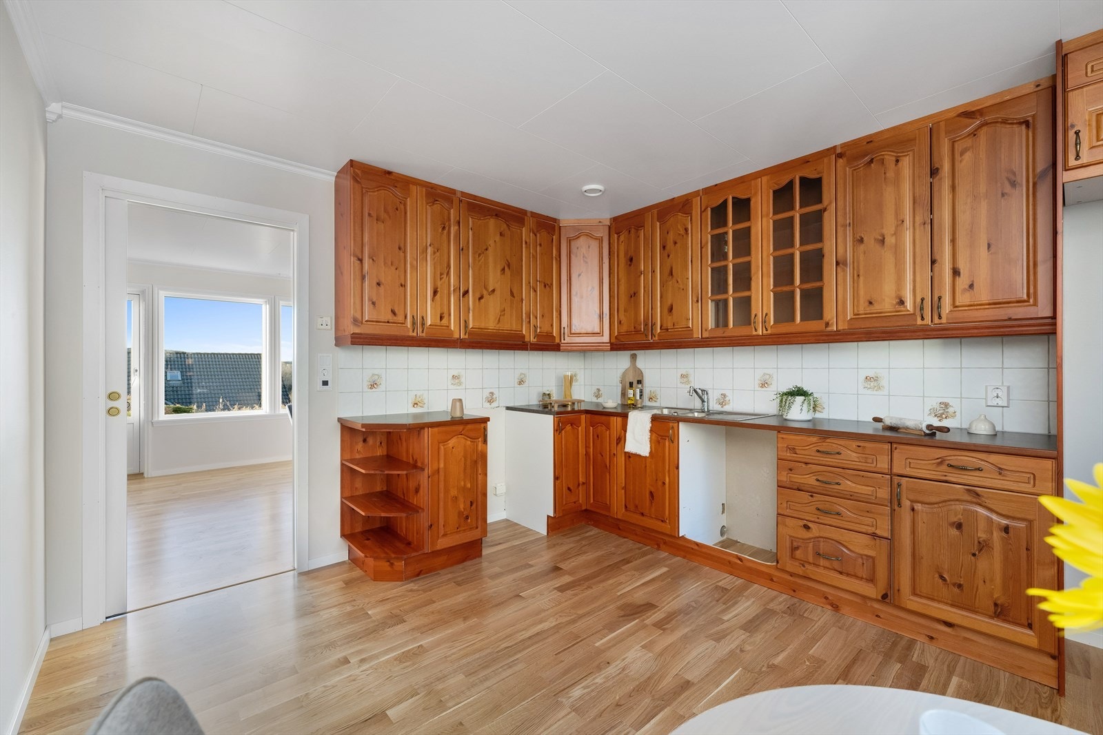 Heltrekjøkken med profilerte fronter fra 2001. Benkeplate med nedfelt vask. Galleribilde