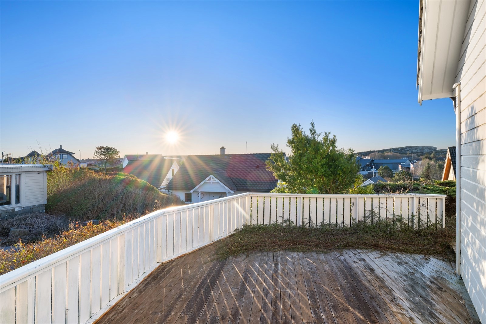 Terrassen strekker seg rundt huset, og her er det god plass til utemøbler. Galleribilde