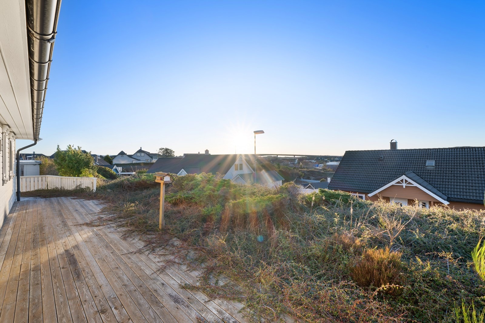 Solrik terrasse med utsikt mot nærområdet. Galleribilde