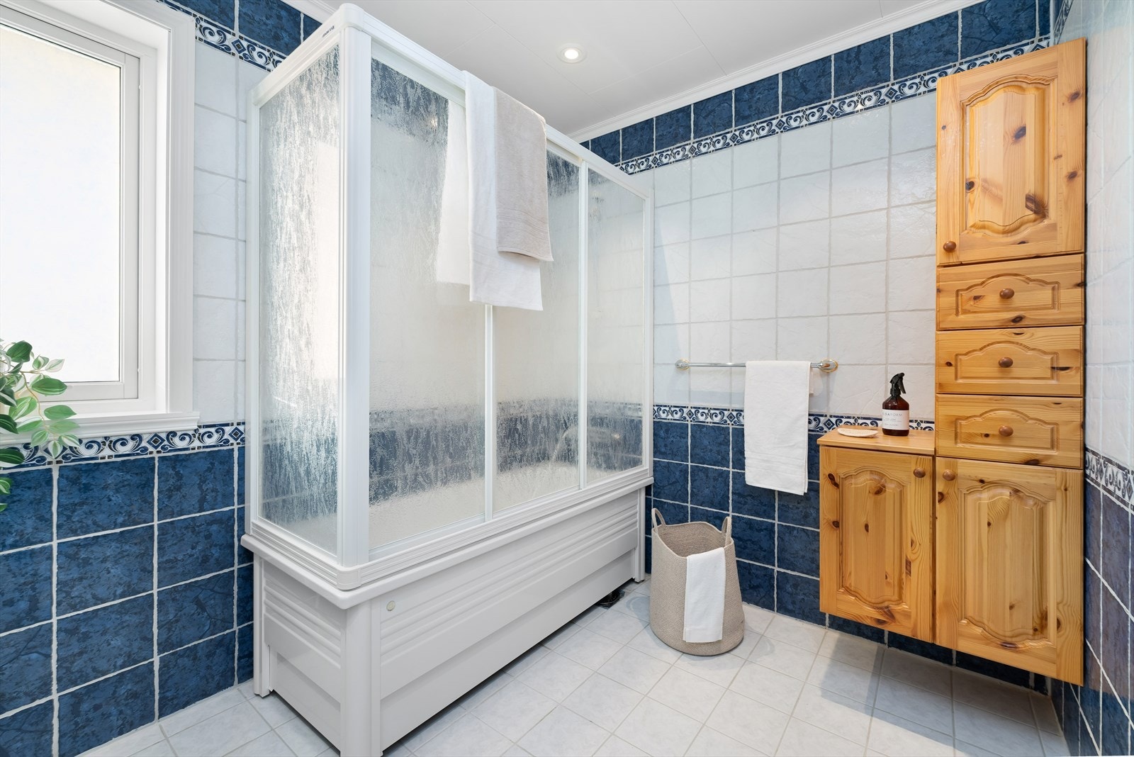 Rommet innehar badekar med dusjløsning, toalett og servant med møblering Galleribilde