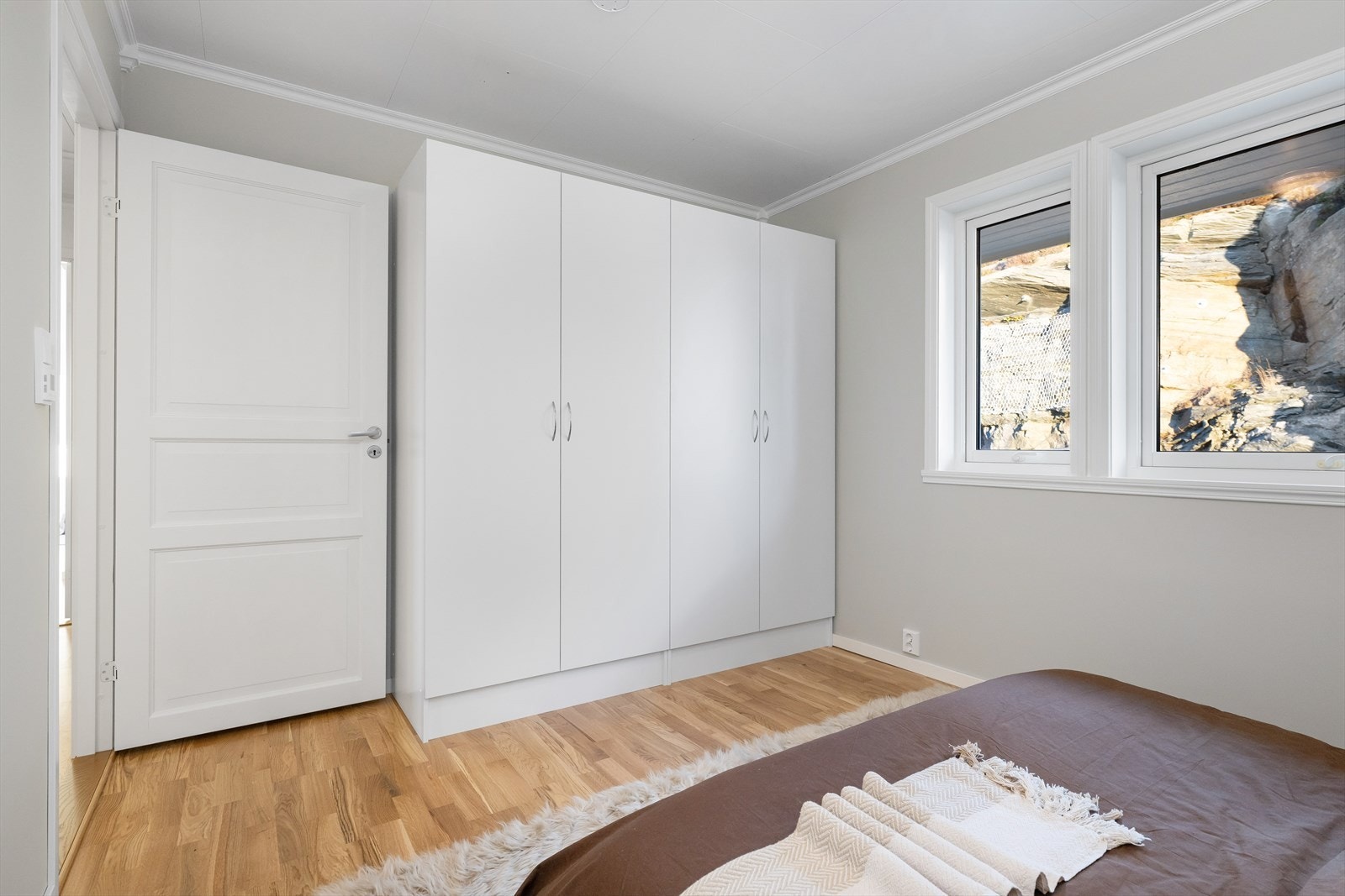 Lyst soverom med garderobeskap praktisk plassert. Galleribilde