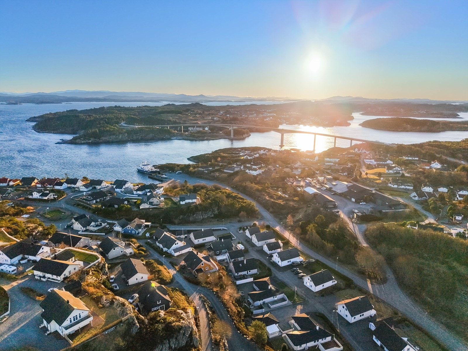 Nærhet til sjø, turområder og Rong Senter. Galleribilde