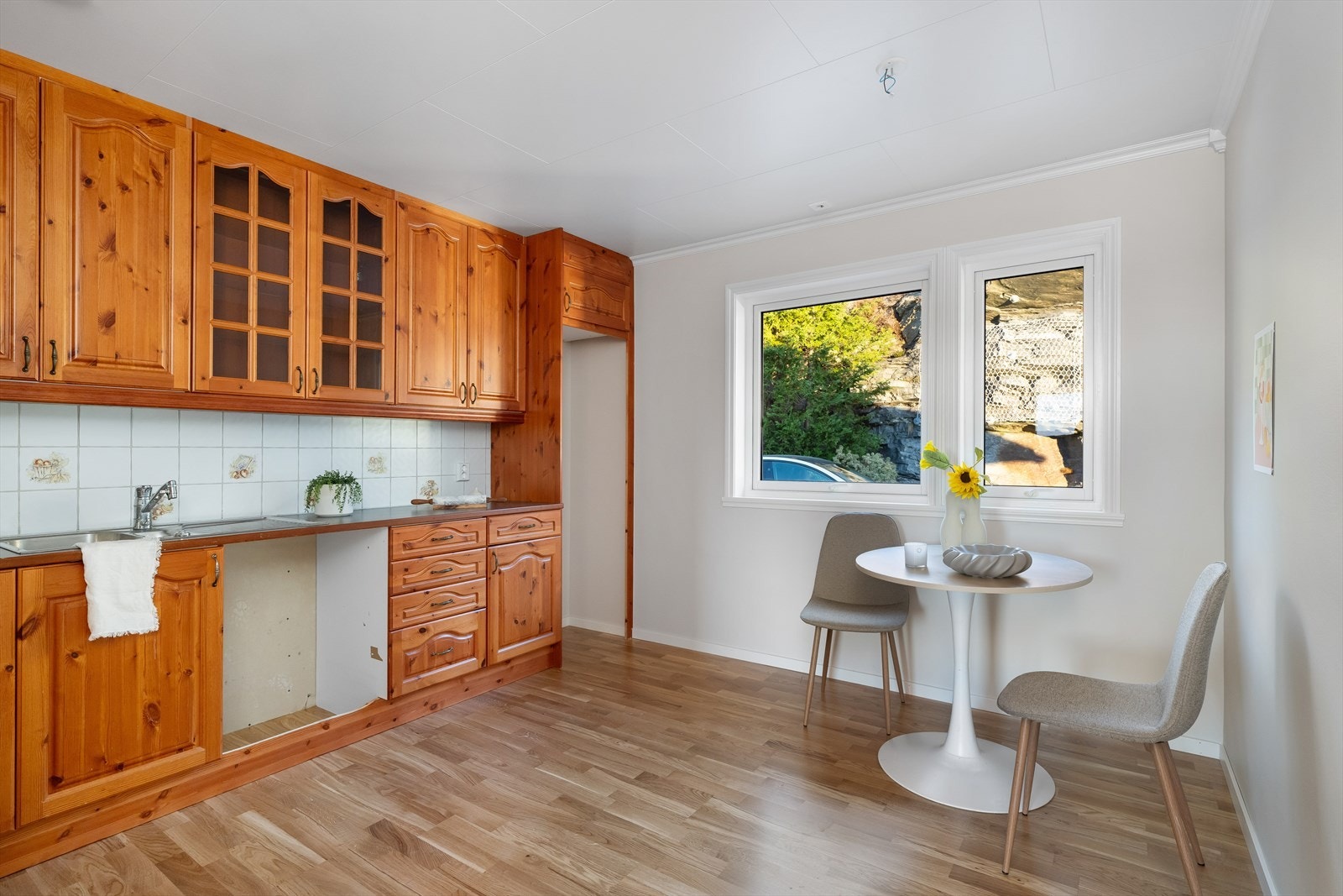 Plass til kjøkkenbord på kjøkkenet Galleribilde