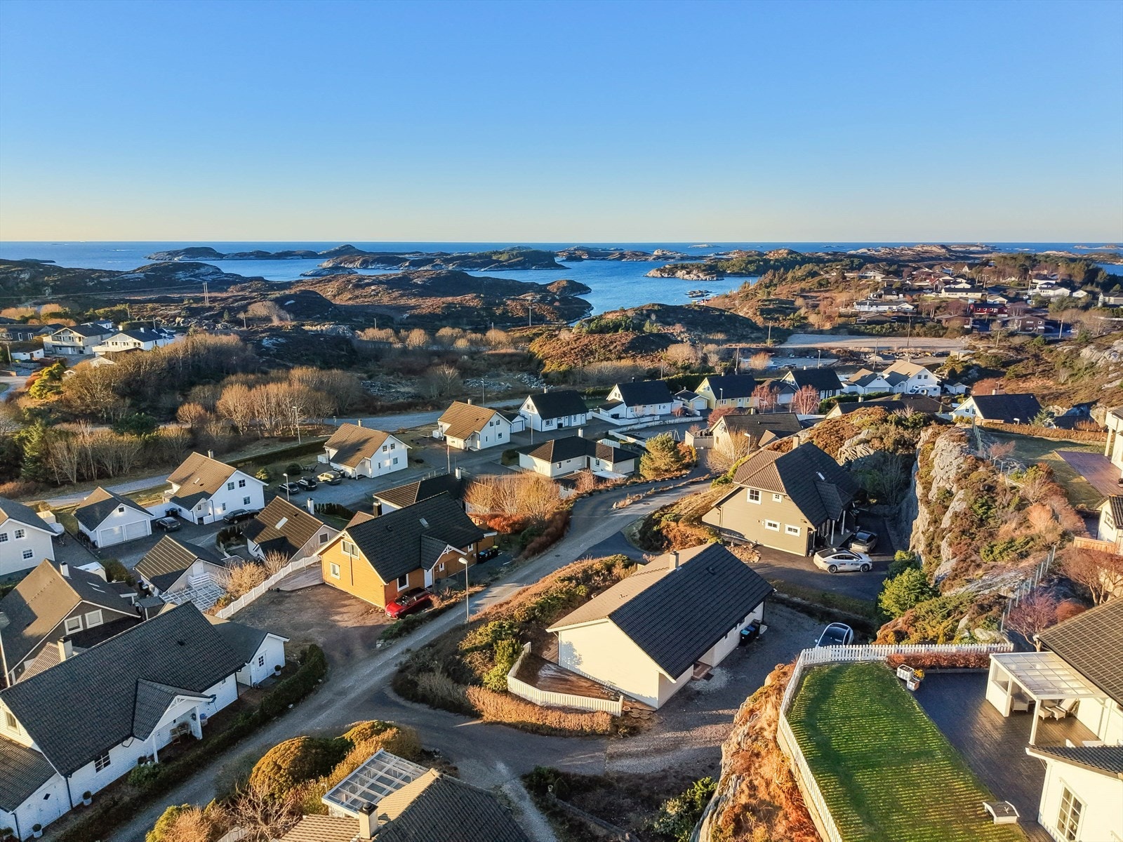 Boligen befinner seg i et rolig og barnevennlig område med lite gjennomkjøringstrafikk. Galleribilde