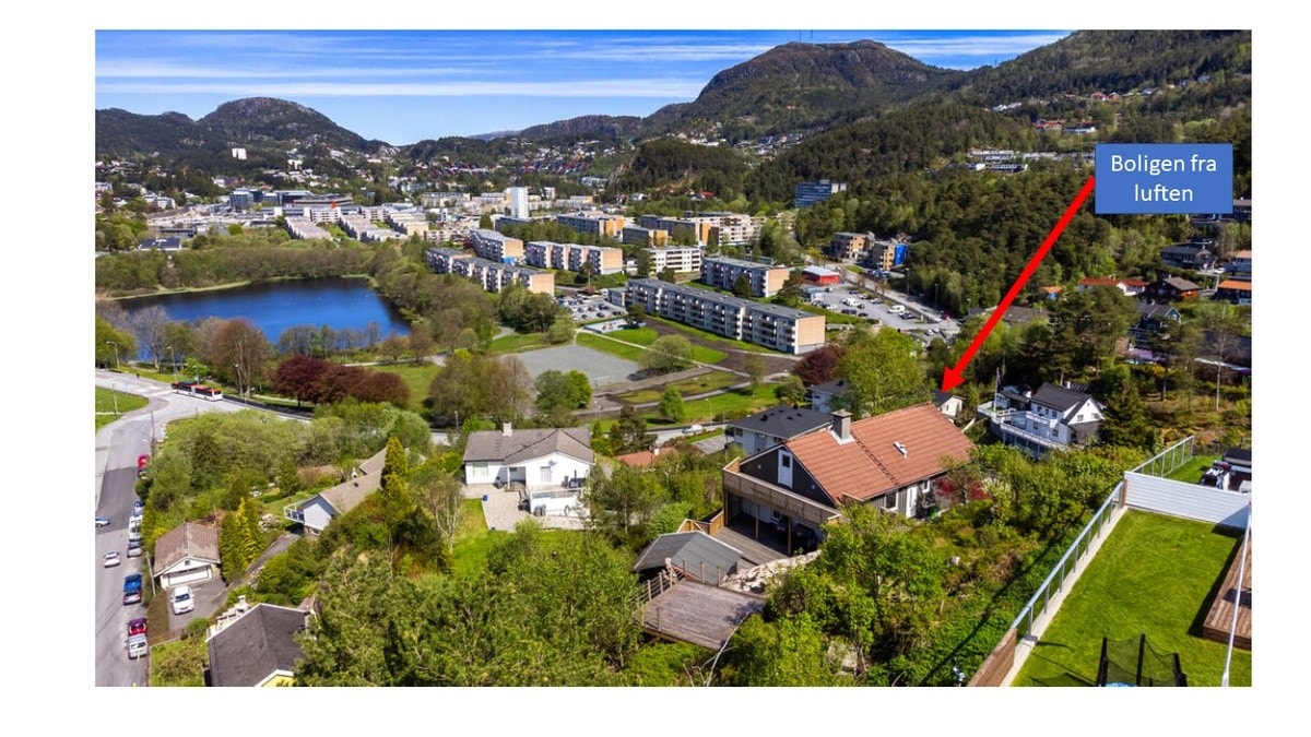 boligen fra luft, men takstein ble skiftet (svart farge) etter bildet ble tatt. Galleribilde