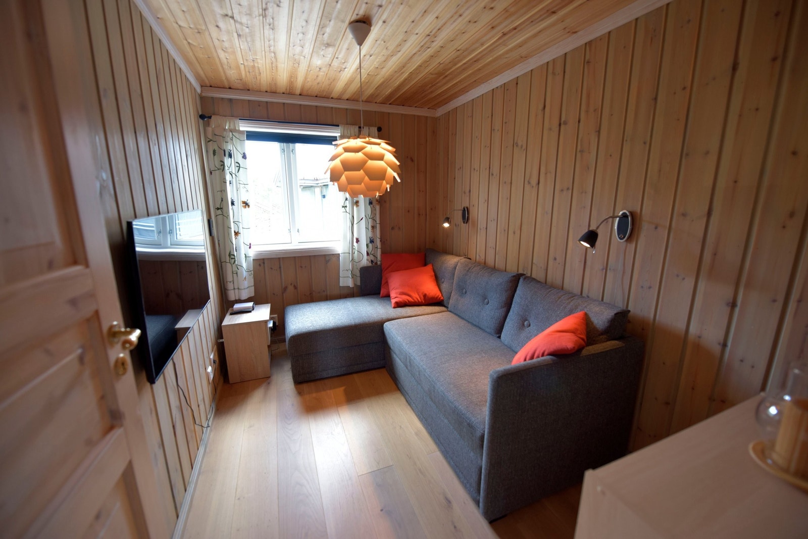 Soverom 2 / TV-Stue. TV følger med i salget. Galleribilde