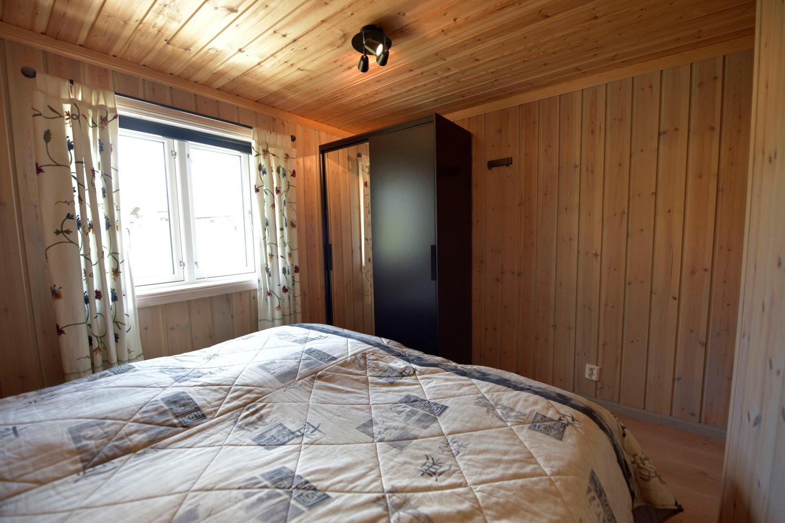 Soverom 1 Stort dobbelt skyvedørsskap med speil Galleribilde