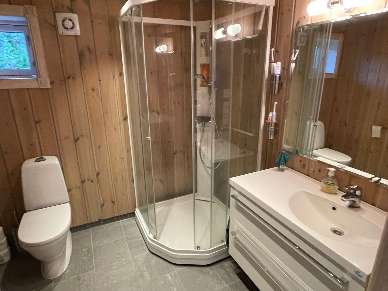 Bad med dusj og servant med 2 skuffer. Stort skap med hyller. Varmekabler i flislagt gulv. Galleribilde