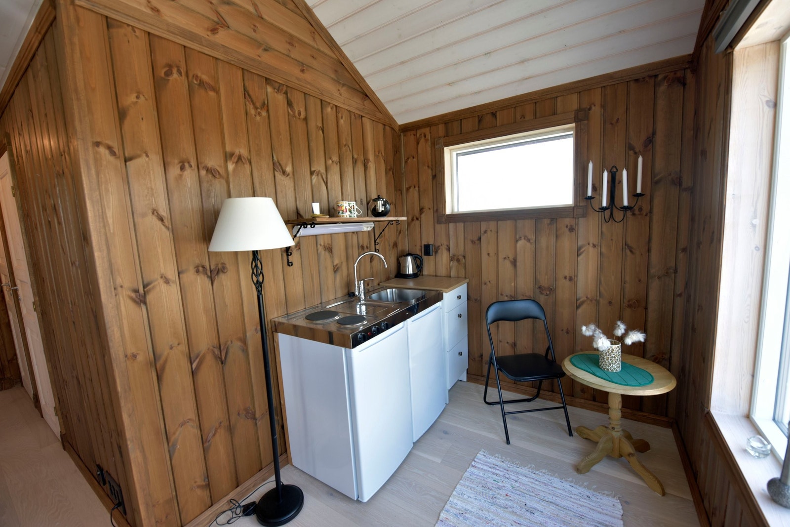 Kjøkkenkrok ( hybelkjøkken) i stuen Galleribilde