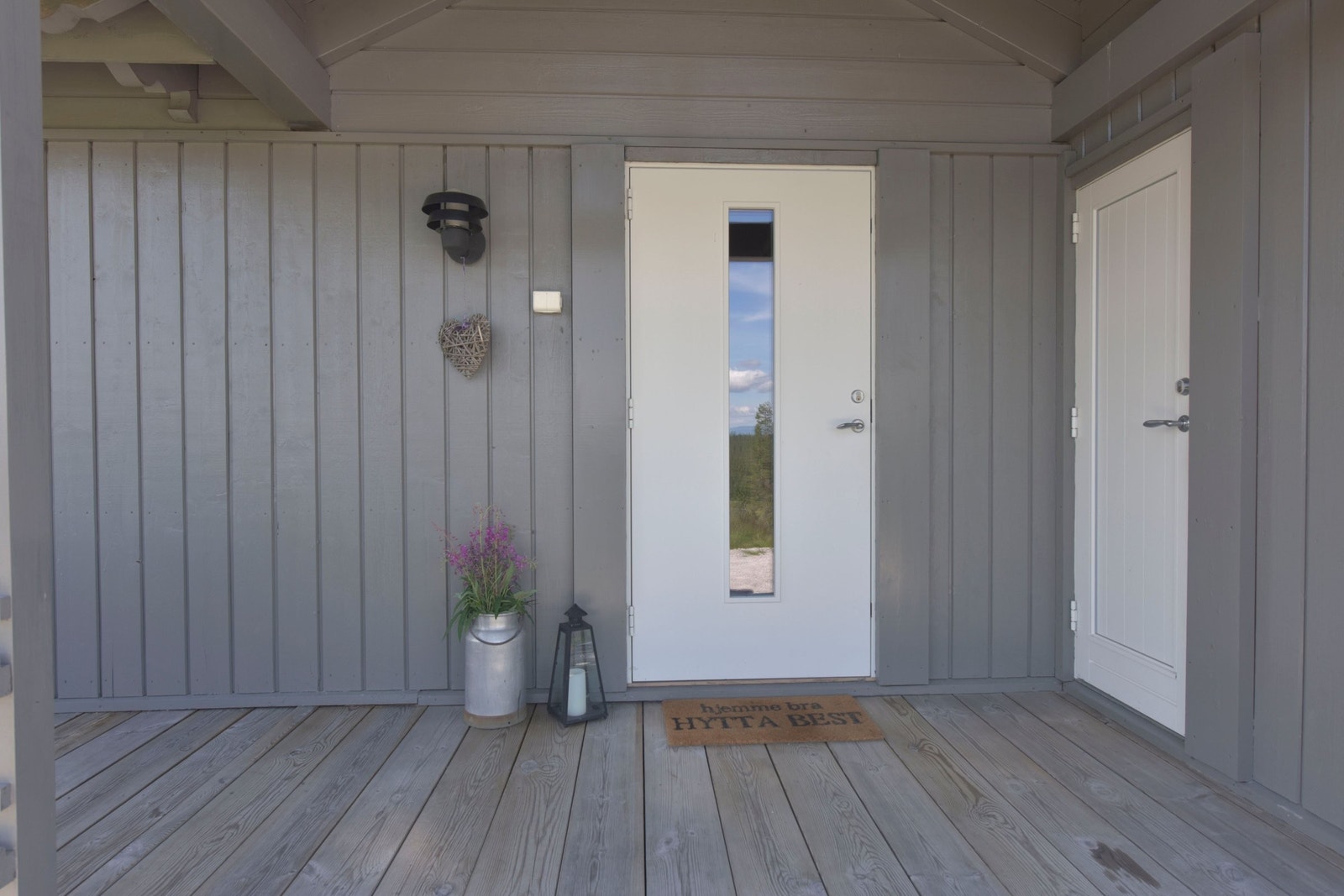 Velkommen inn!
På dørmatta står det: "Hjemme bra, HYTTA best!" Galleribilde