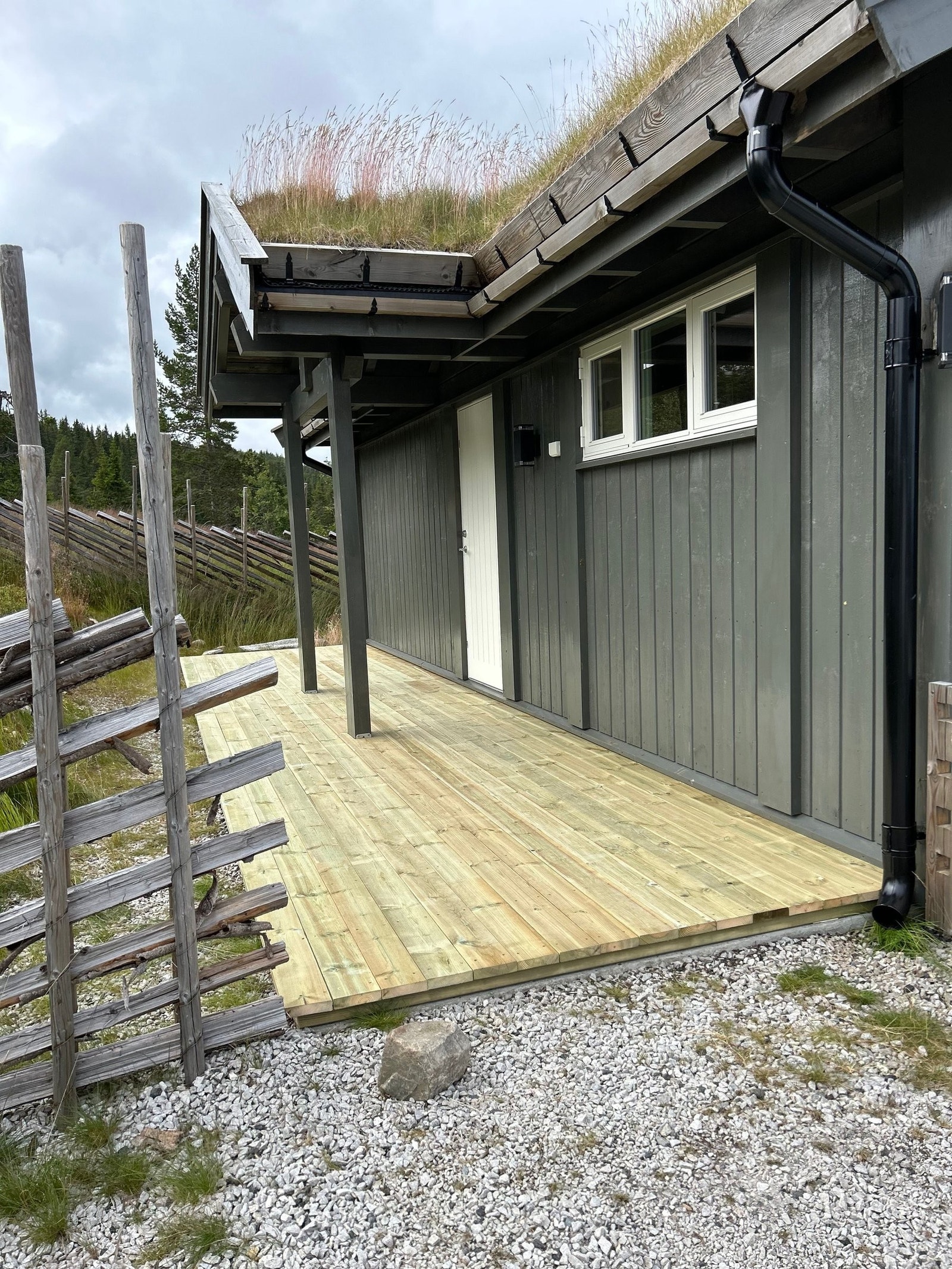 Betongplaten er blitt til ny terrasse Galleribilde