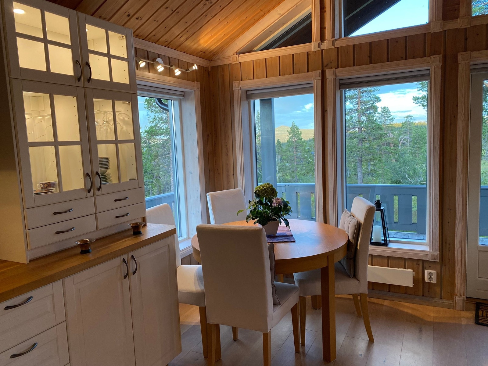 Spisebord med godt utsyn Galleribilde