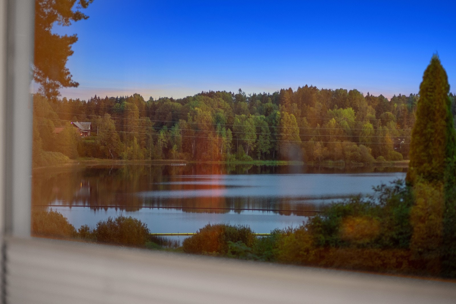 Eiendommen ligger i idylliske og naturskjønne omgivelser få meter fra Tussetjern, ca. 1,2 km øst for Oppegård i Nordre Follo kommune. Området har et godt utvalg av servicetilbud som skoler, barnehager, dagligvare og offentlig kommunikasjon. Galleribilde