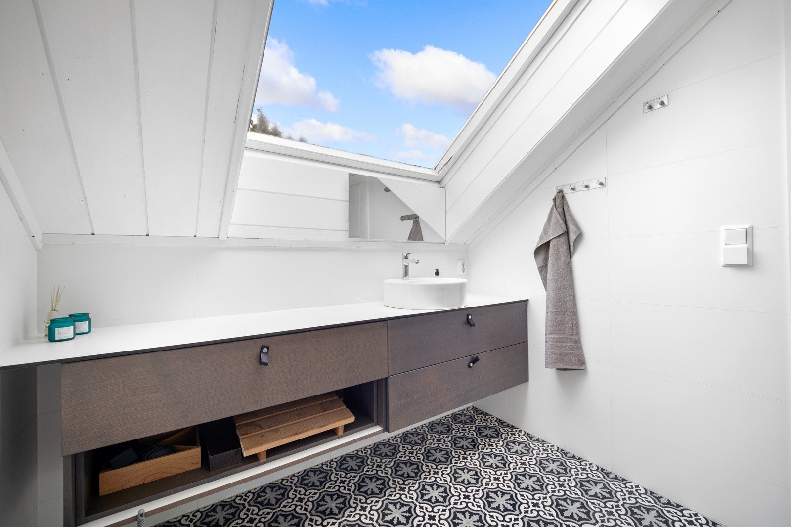 Under skråhimlingen er det et stilrent baderomsmøblement og toalett. Galleribilde