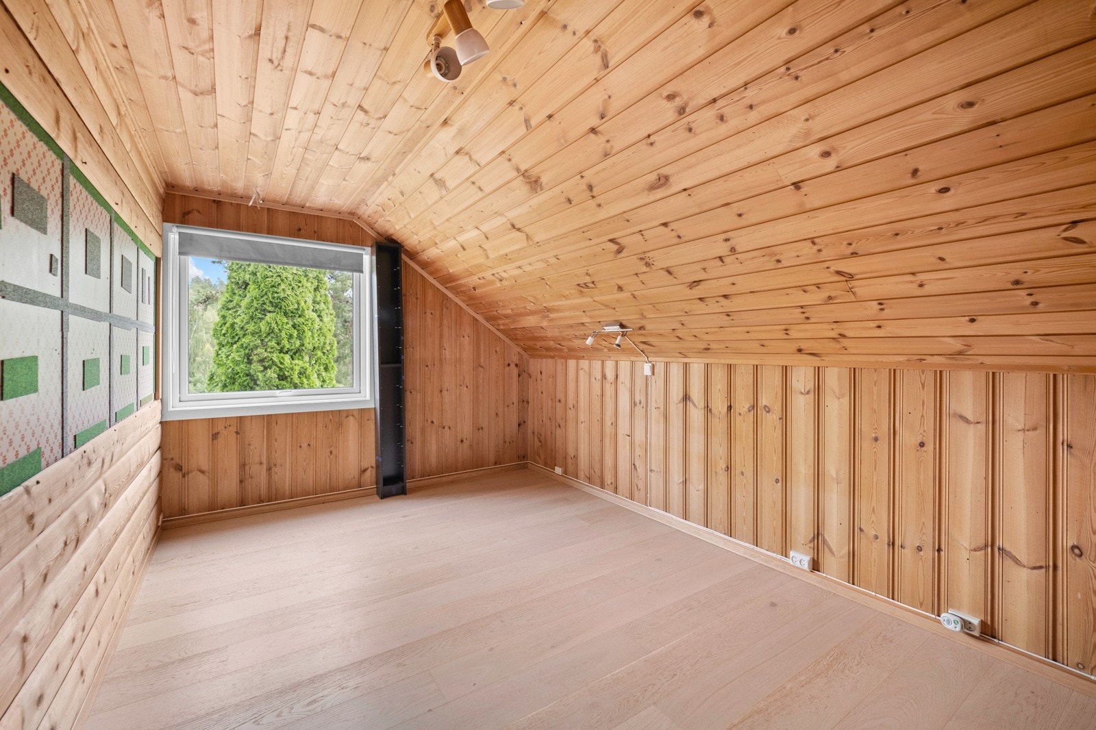 De tre soverommene i andre etasje har alle koselig utforming med skråhimling. Galleribilde