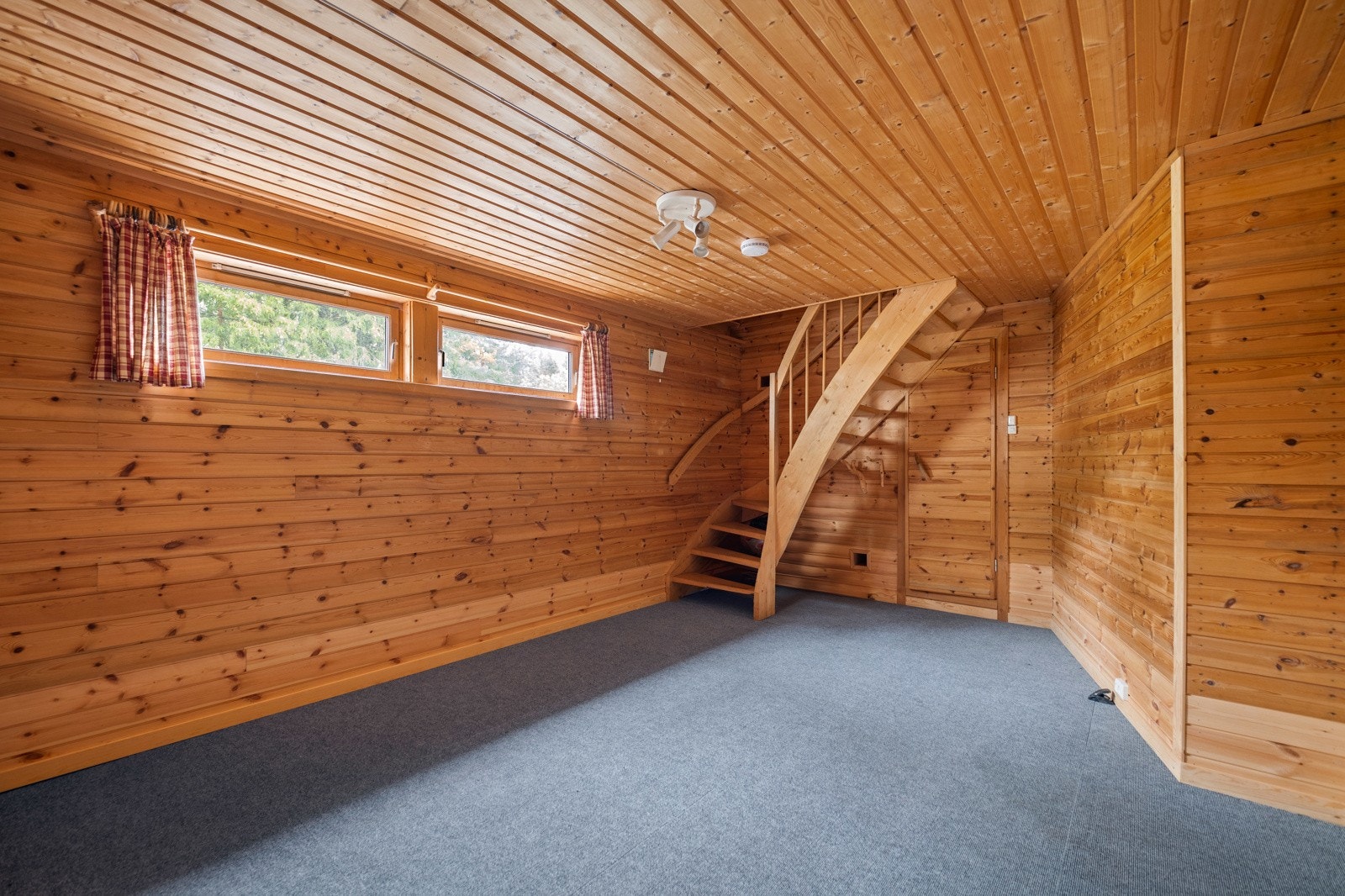 Trappen fra bi-inngangen fører rett ned til innredet rom (soverom). Galleribilde