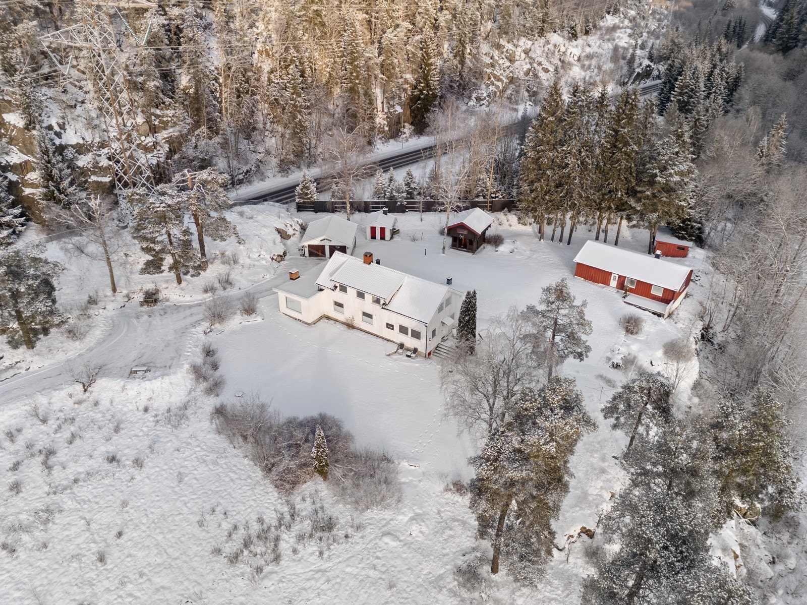 Det er få minutter å gå ned til Tussetjernet hvor man kan ta en avkjølende dukkert. Galleribilde