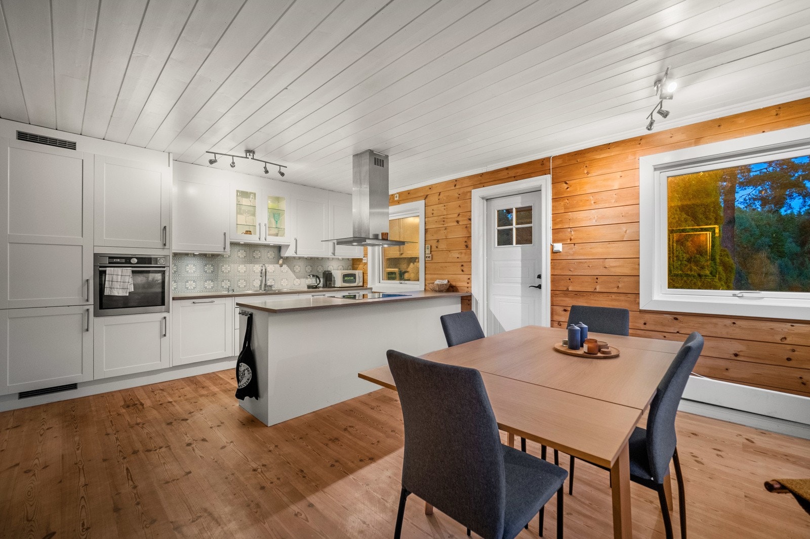 Kjøkkenet er stort og landlig. Galleribilde