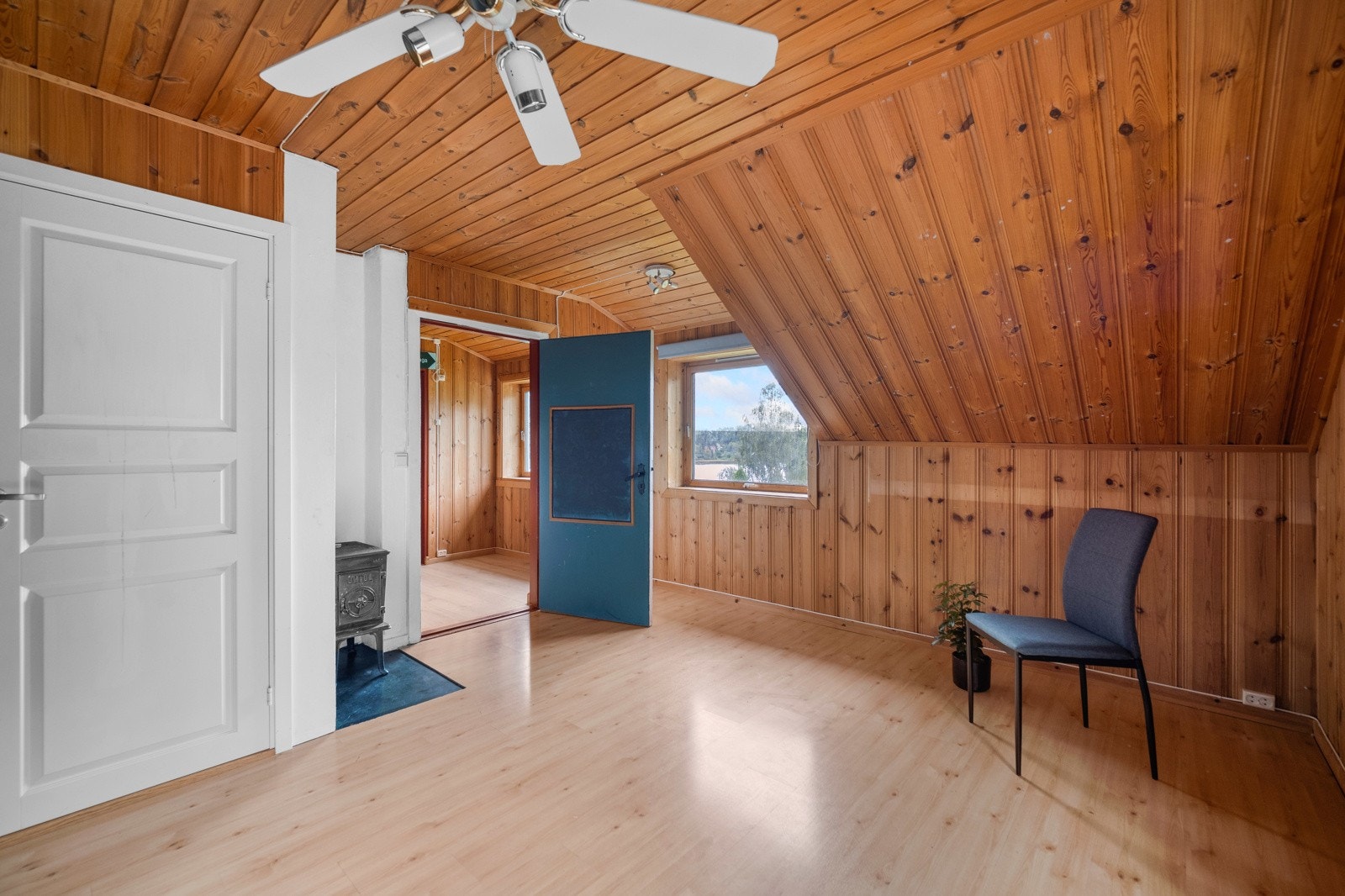 Det ene rommet har vedovn som gjør det varmt og godt. Galleribilde