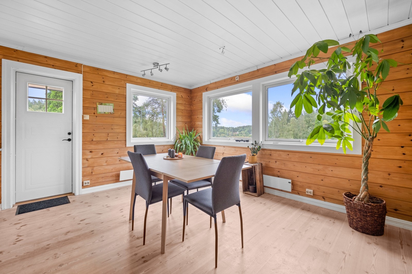 Store kjøkkenvinduer i to himmelretninger åpner for dagslys og naturskjønn utsikt. Galleribilde