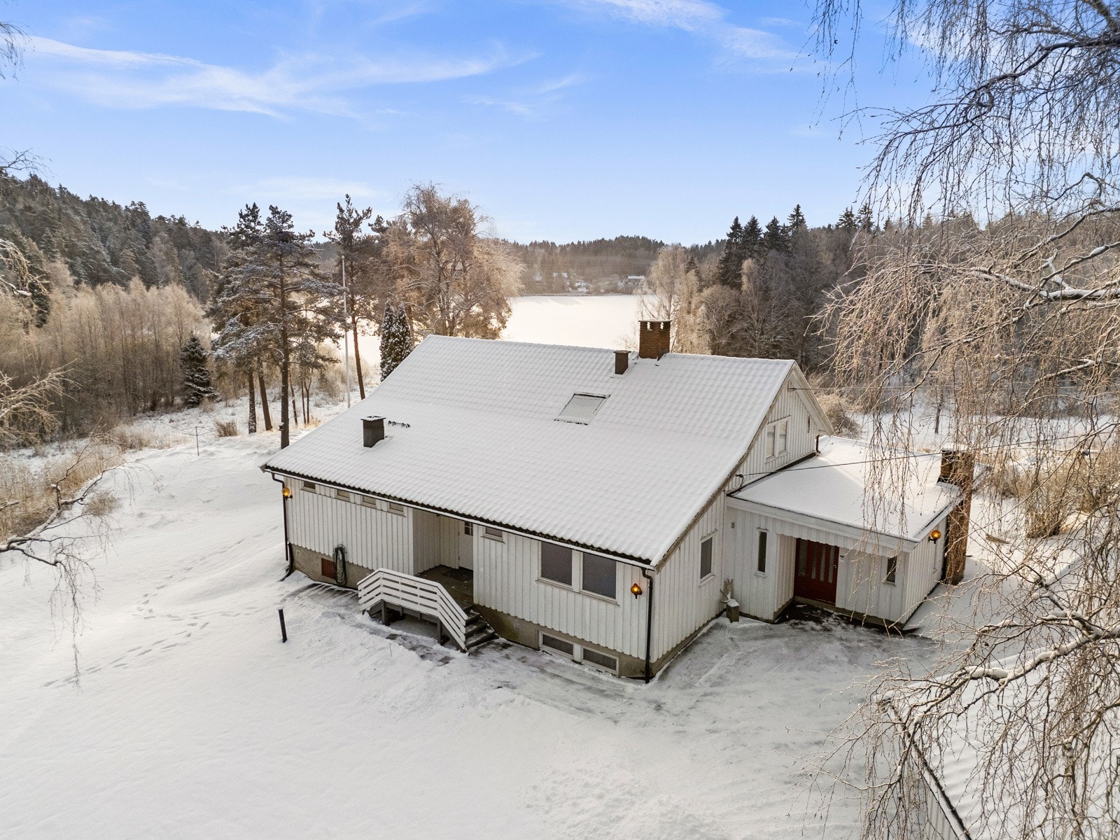 Boligen har en hovedinngang og en bi-inngang noe som gir god fleksibilitet. Galleribilde