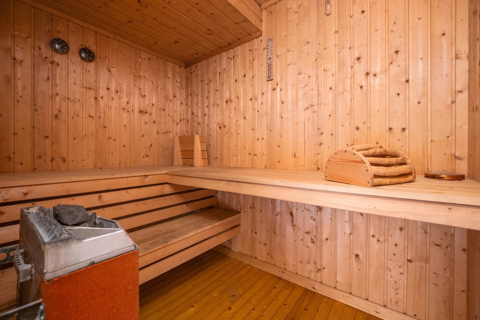 I tilknytning til soverommet i kjelleren er det en klassisk innredet badstue. Galleribilde