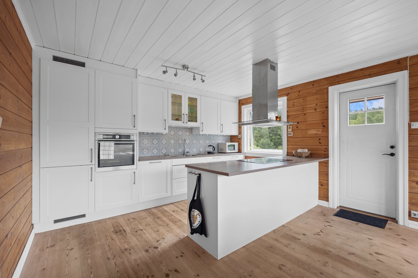 På kjøkkenøya er det koketopp med takmontert ventilator over. Galleribilde