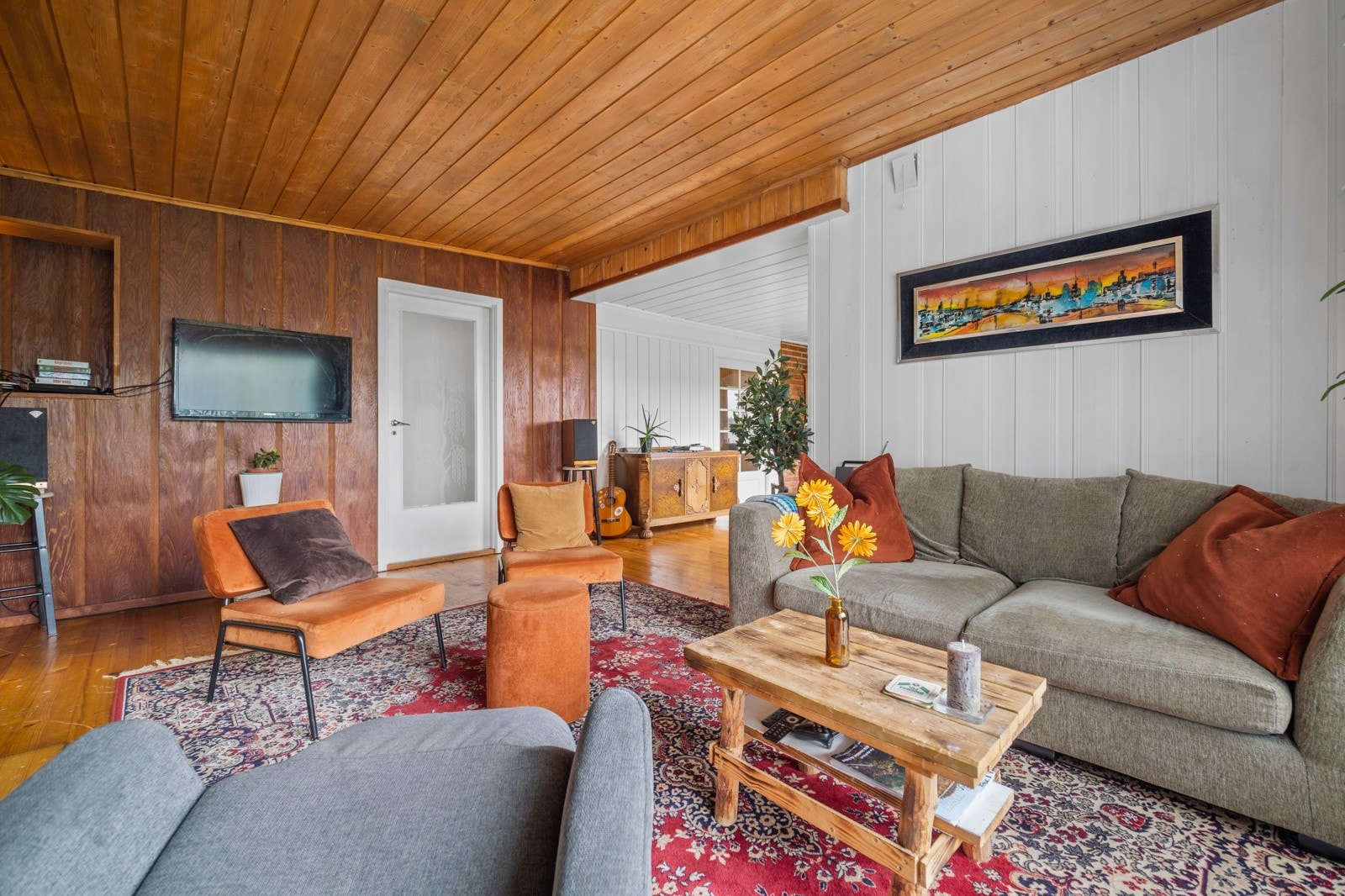 Fra stuen er det glassdør ut til bi-inngangen. Galleribilde