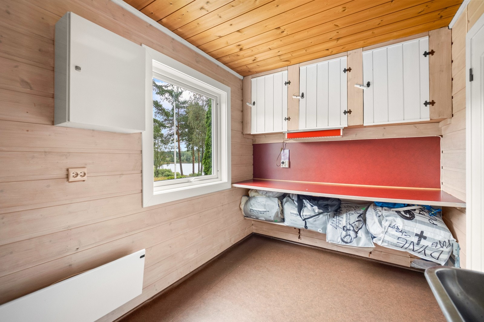 Vaskerommet har skyllekum, opplegg for vaskemaskin og en kjekk, plassbygd innred Galleribilde