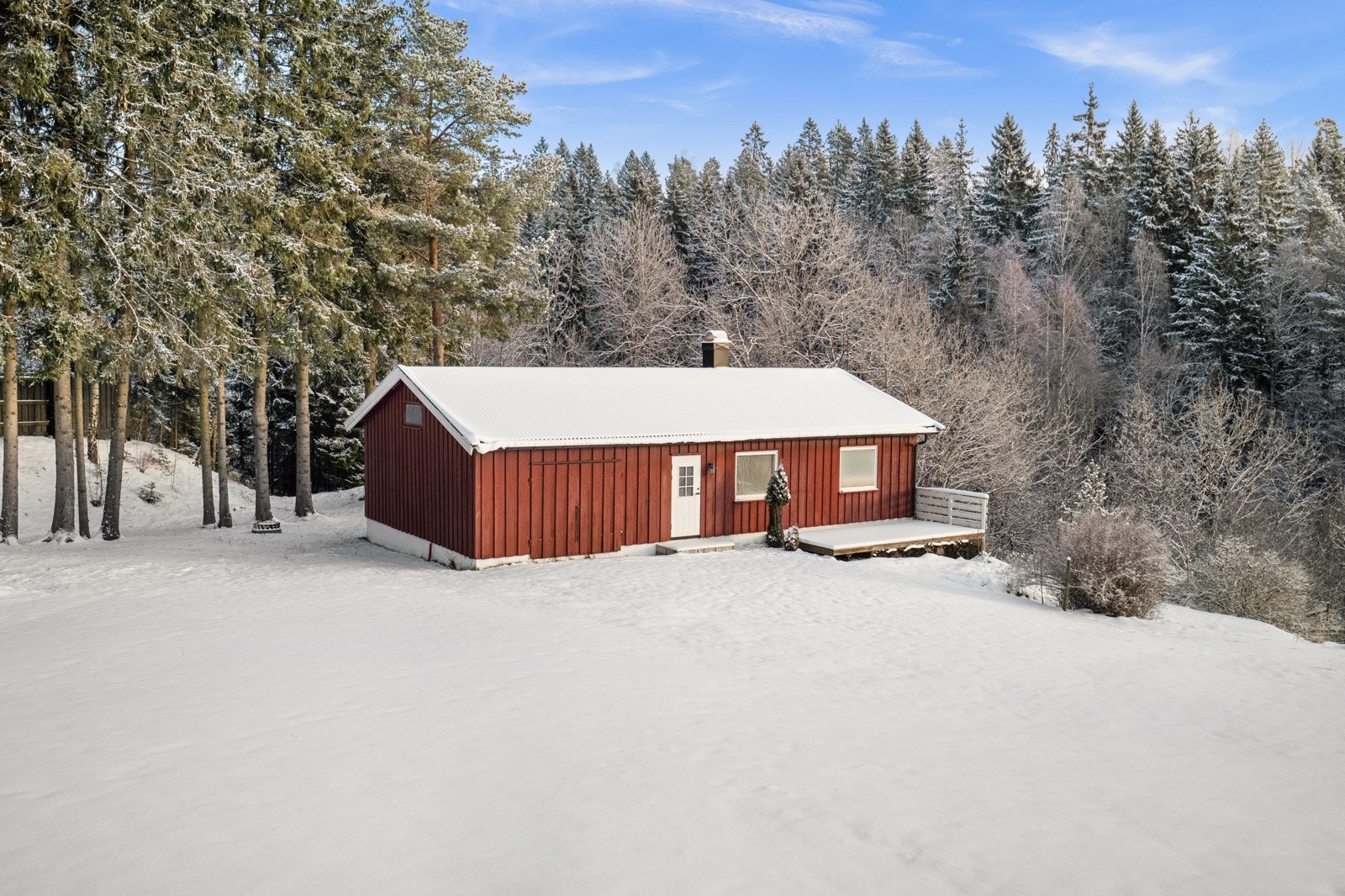 Det lille huset har terrasse utenfor og er innredet til hobbyvirksomhet. Galleribilde