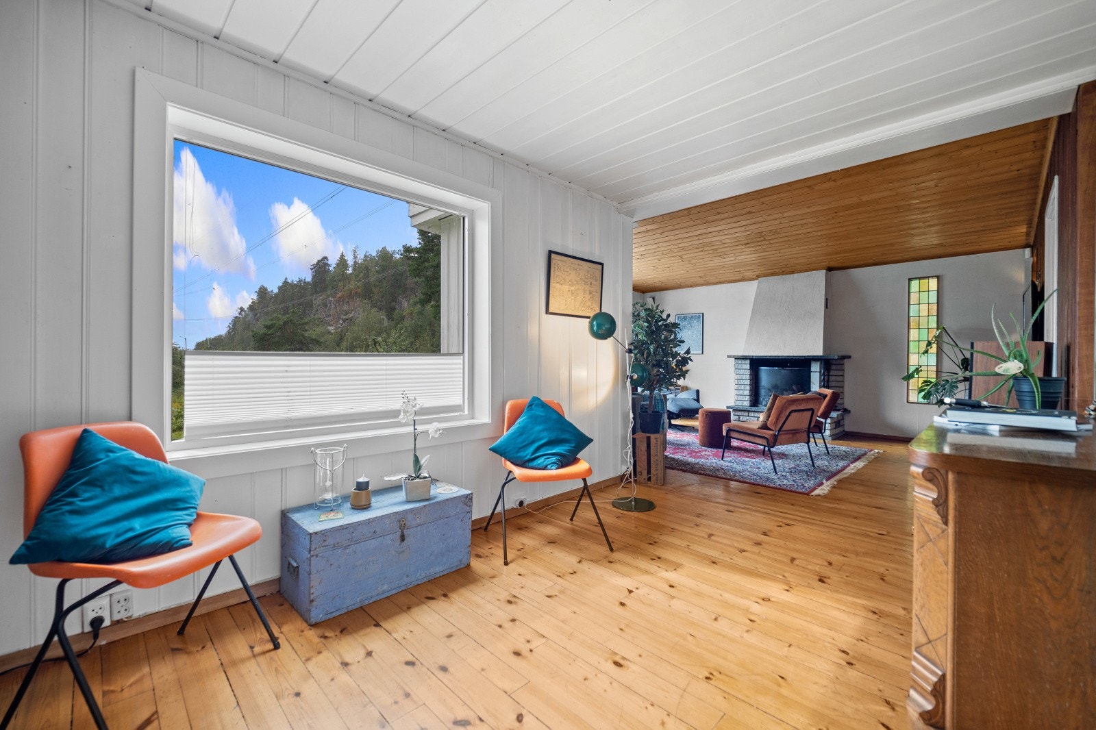 Stuen har skyvedør med glass inn til den tredje stuen. Galleribilde