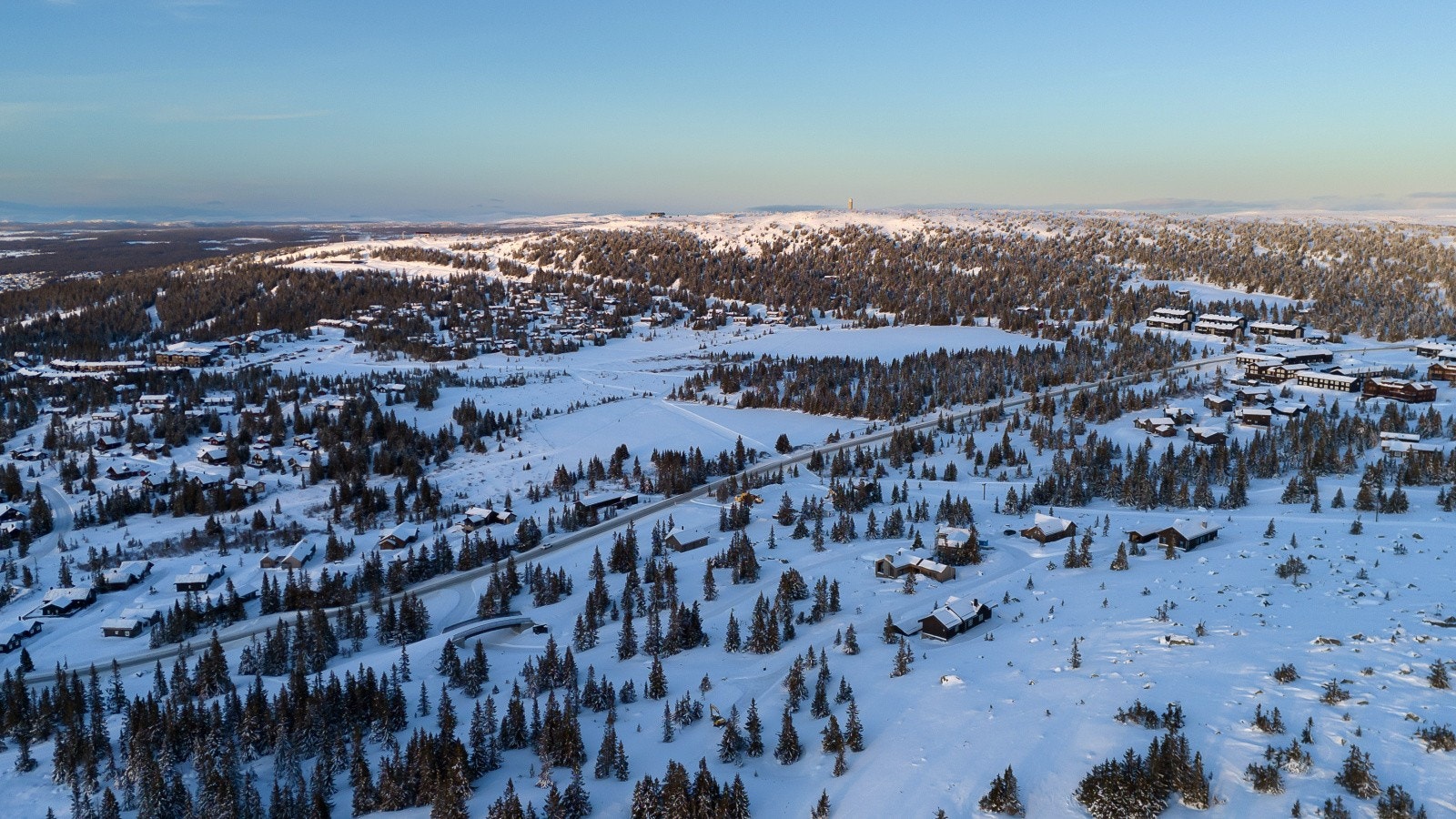 Tomtene ligger helt på toppen av Hafjell med gangavstand til alpinanlegget og populære Gaiastova med restaurant, Joker dagligvarebutikk, sportsbutikk og afterski. Galleribilde