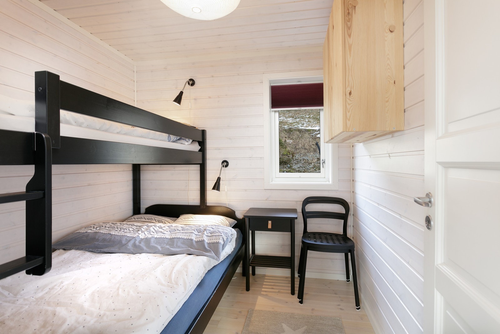 Soverom nr 2 med familekøye med 3 sengeplasser Galleribilde