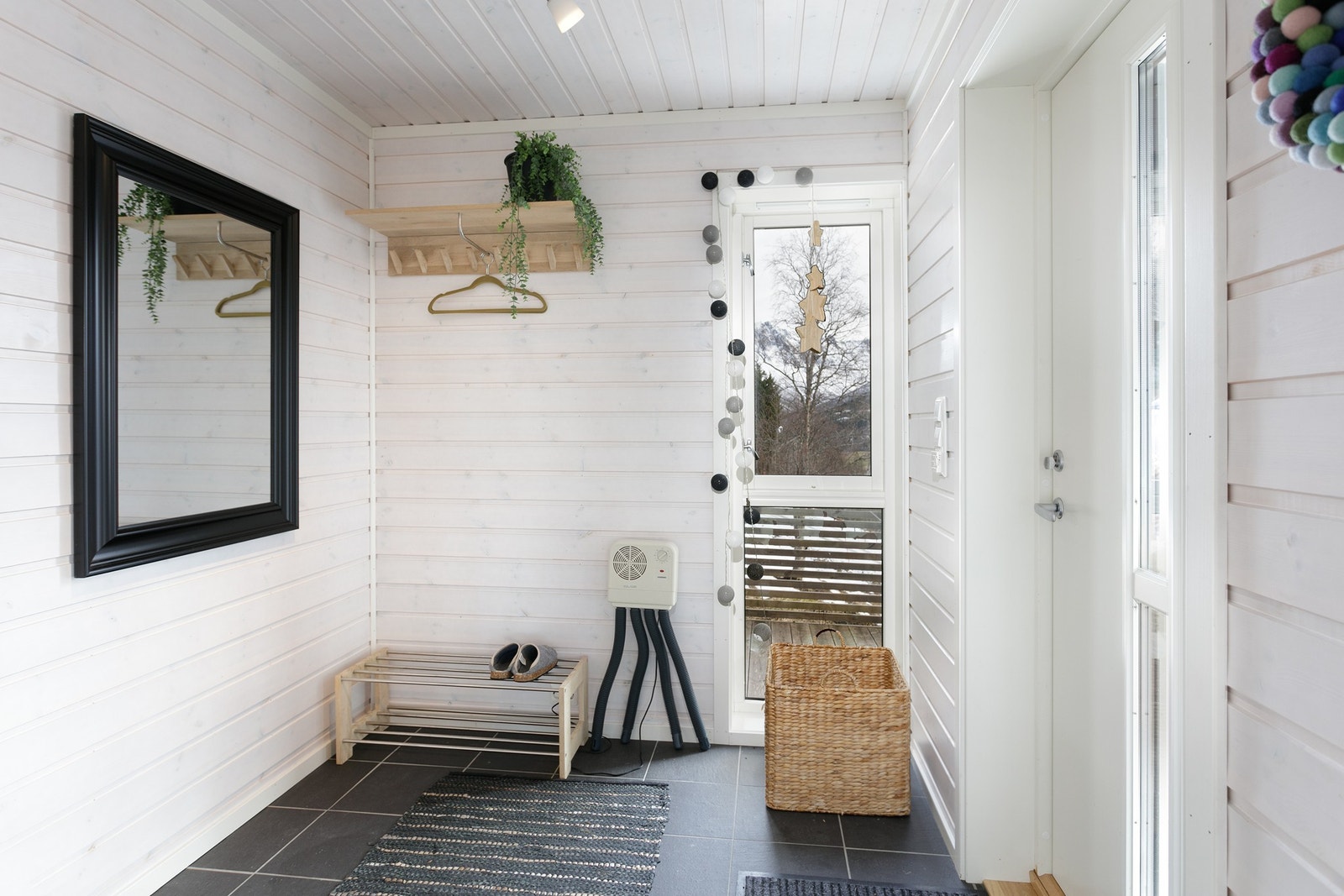 Romslig vindfang med plass til klesoppheng. Praktisk med flislagt gulv med varmekabler. Galleribilde