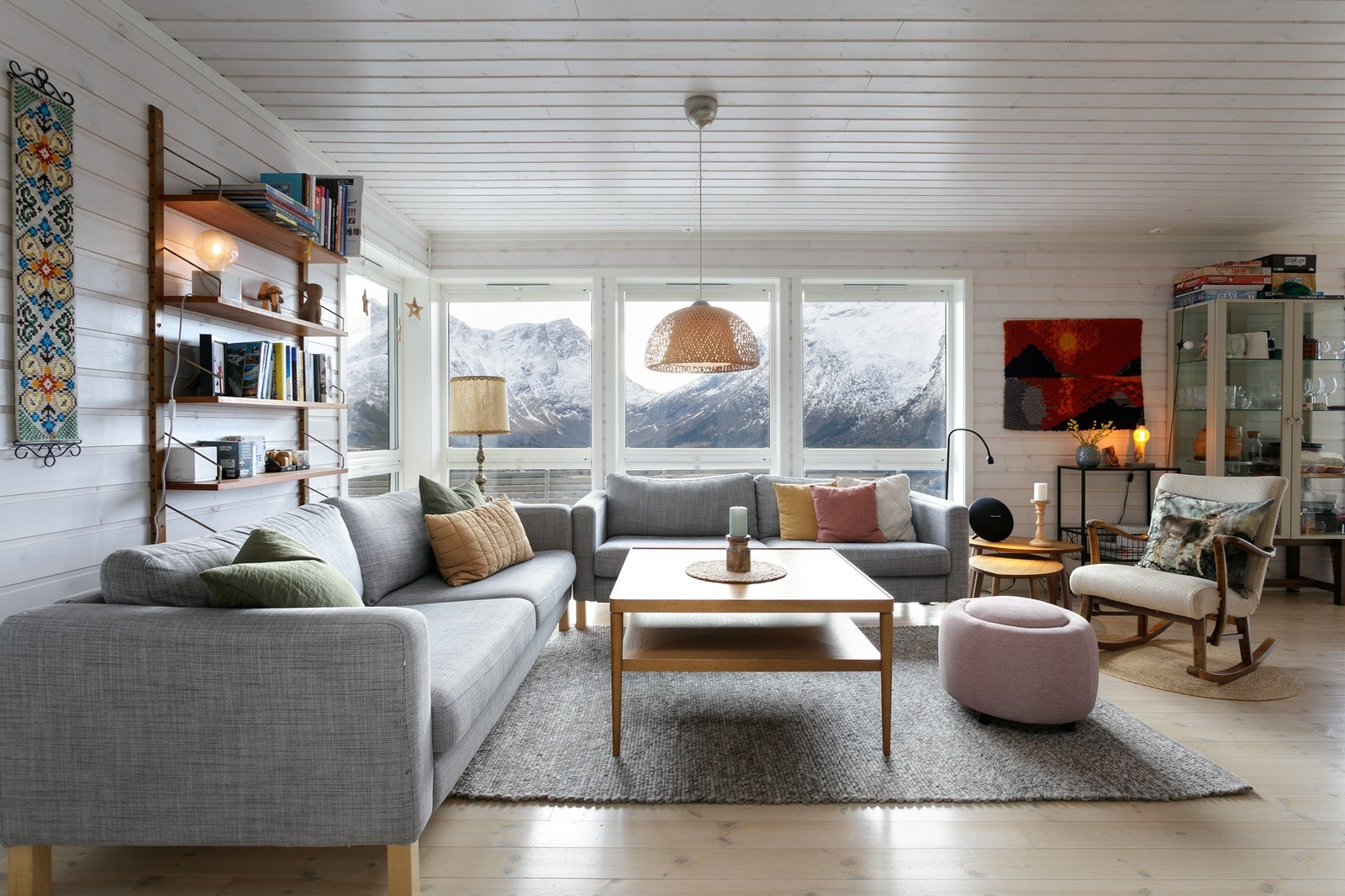 Lys og innbydende stue med panoramautsikt over majestetiske fjell. Perfekt for avslapning og naturopplevelser året rundt. Galleribilde