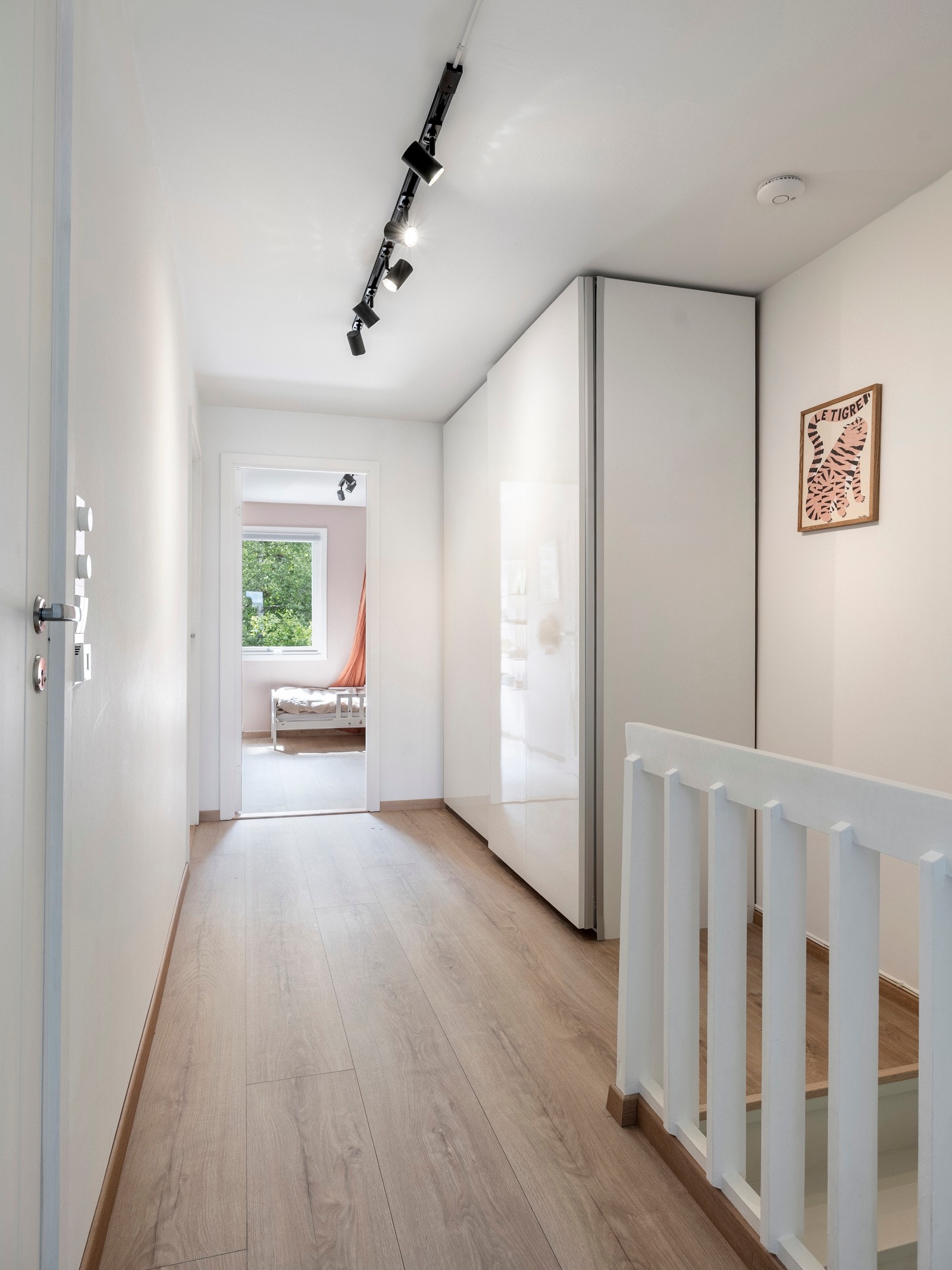 Gangen i andre etasje er innredet med en praktisk skyvedørsgarderobe. Galleribilde