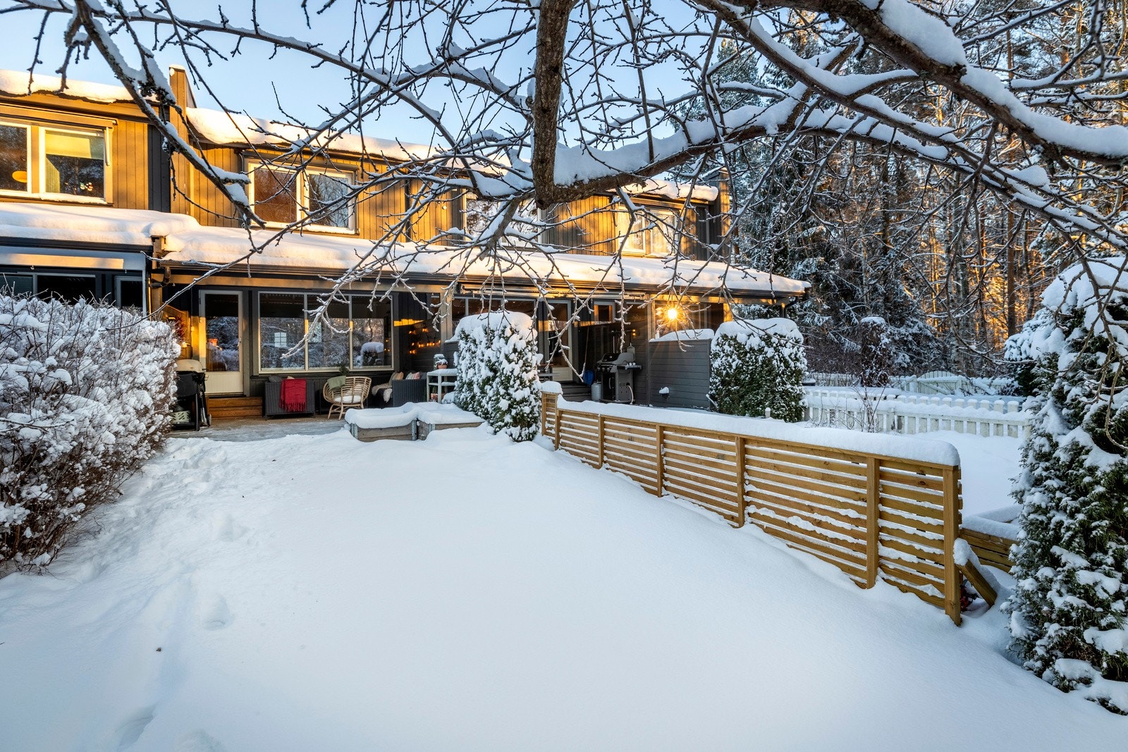 I hagen kan man enkelt etablere flere soner for lek, rekreasjon og avslapning. Galleribilde