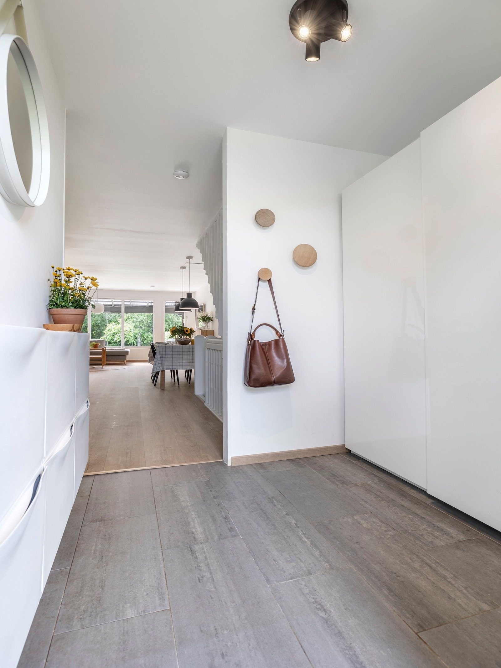 Her finner du en praktisk skyvedørsgarderobe, knaggoppheng og skohylle for oppbevaring av ytterklær, sko og annet utstyr. Galleribilde