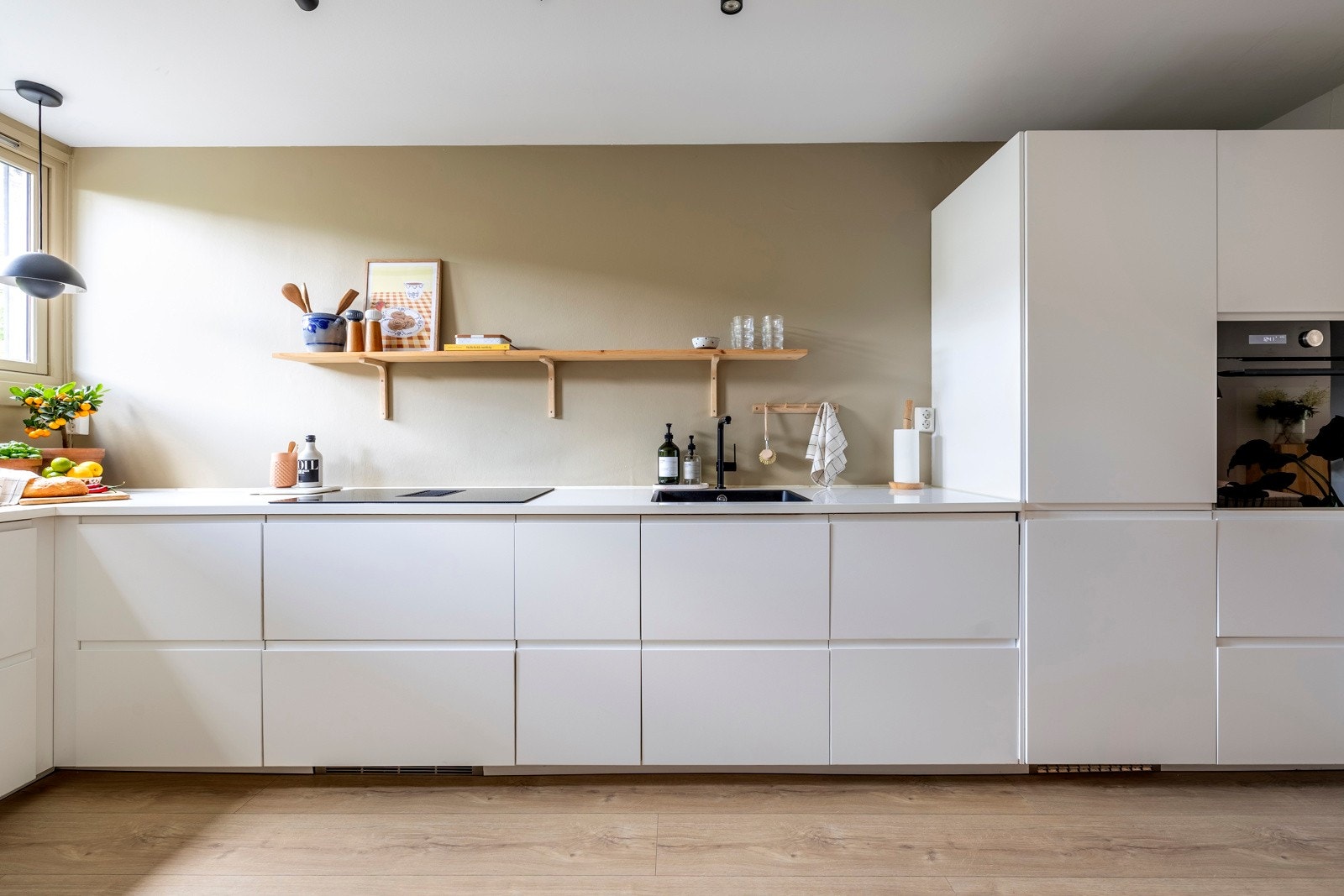 Dette er et pent og trivelig rekkehus over tre etasjer, beliggende i et populært og barnevennlig boligområde på Tårnåsen. Galleribilde