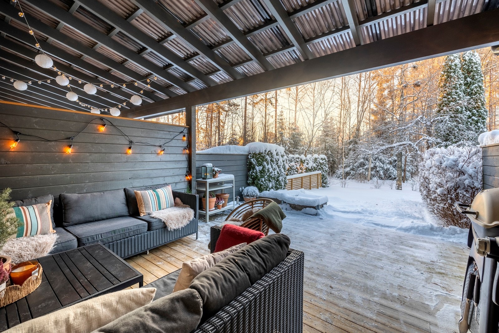 Boligen har et pent opparbeidet uteområde med en solrik terrasse og en velstelt hage. Galleribilde