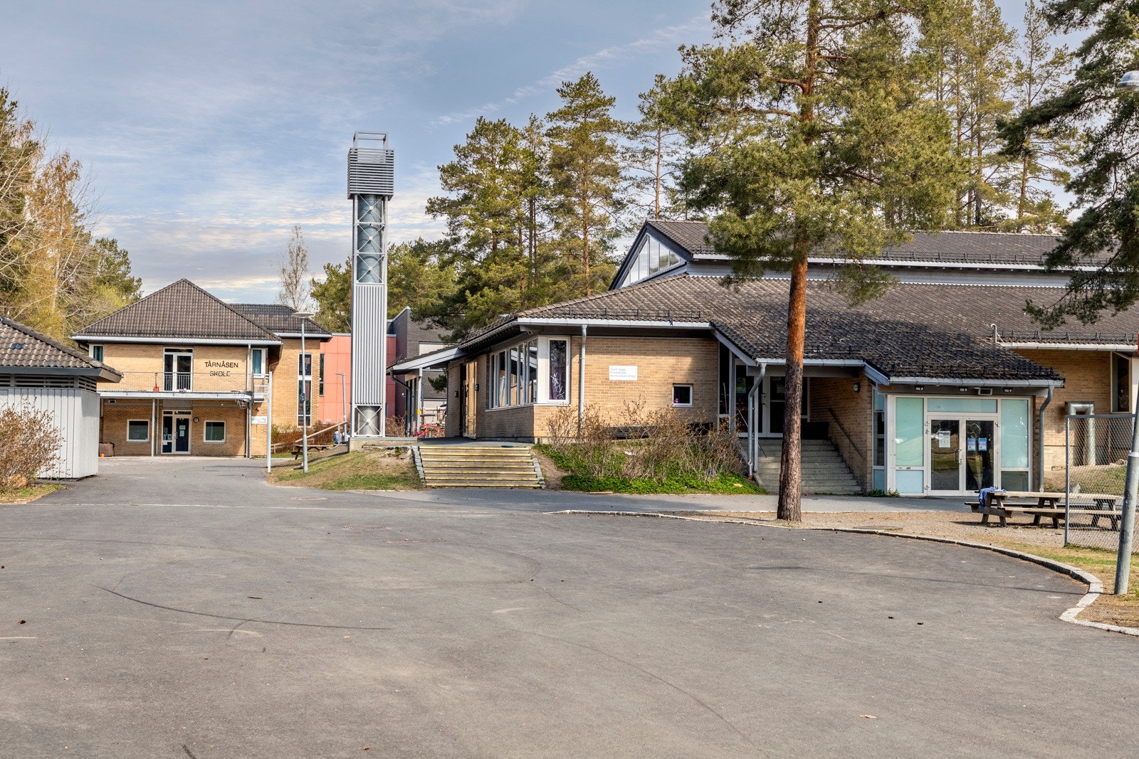 Det er kort skolevei til Tårnåsen barneskole og Hellerasten ungdomsskole. Galleribilde
