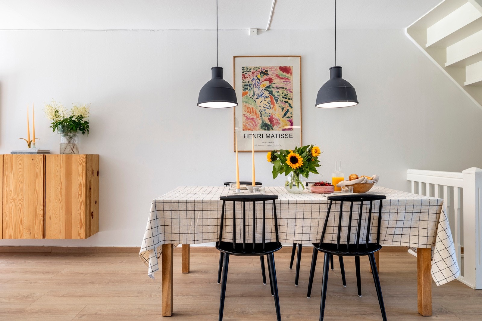 Rommets størrelse gir godt med plass til både sofagruppe, TV-anlegg og et spisebord som enkelt kan deles inn i ulike soner. Galleribilde