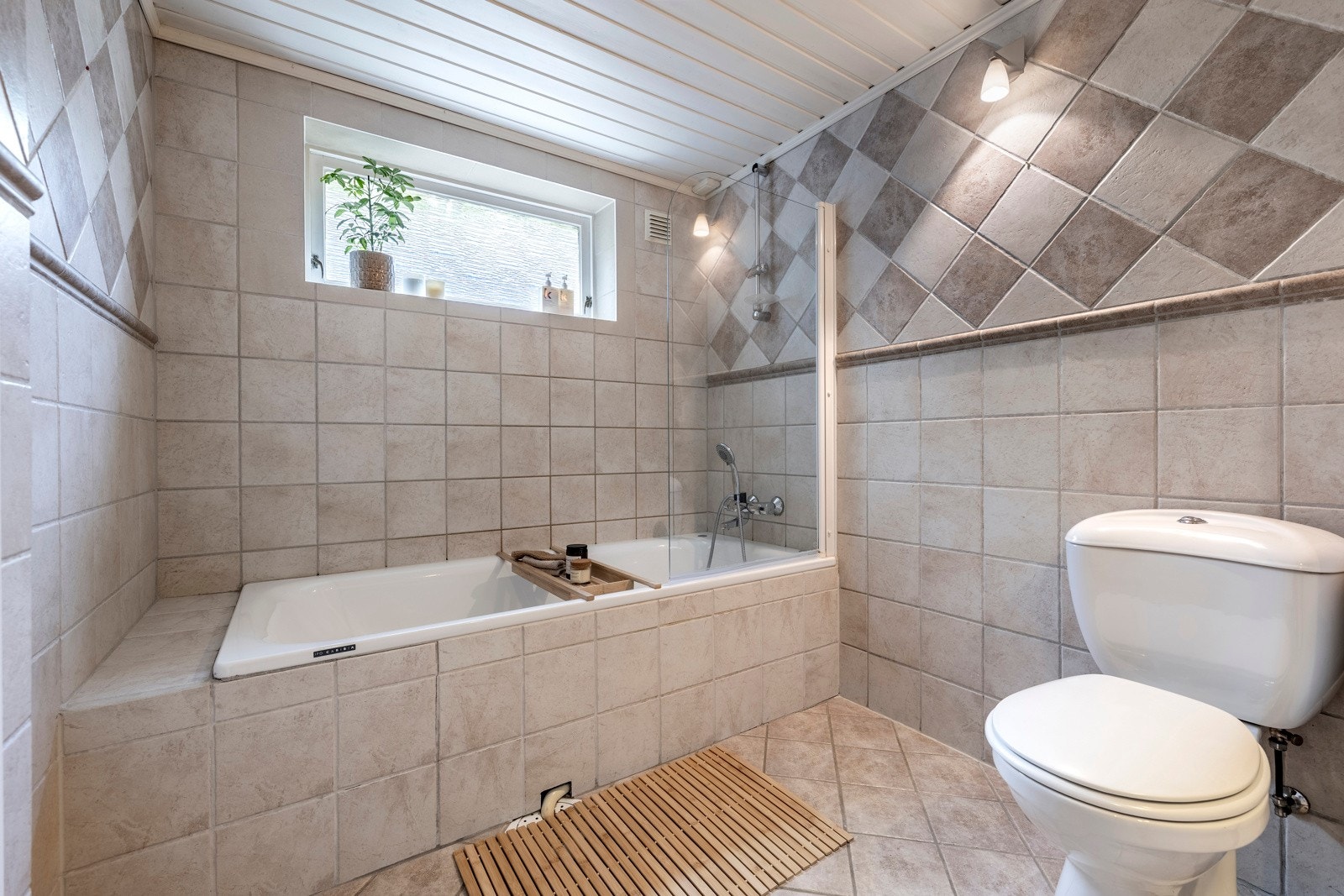 I kjelleretasjen er det både et bad og et separat vaskerom. Galleribilde