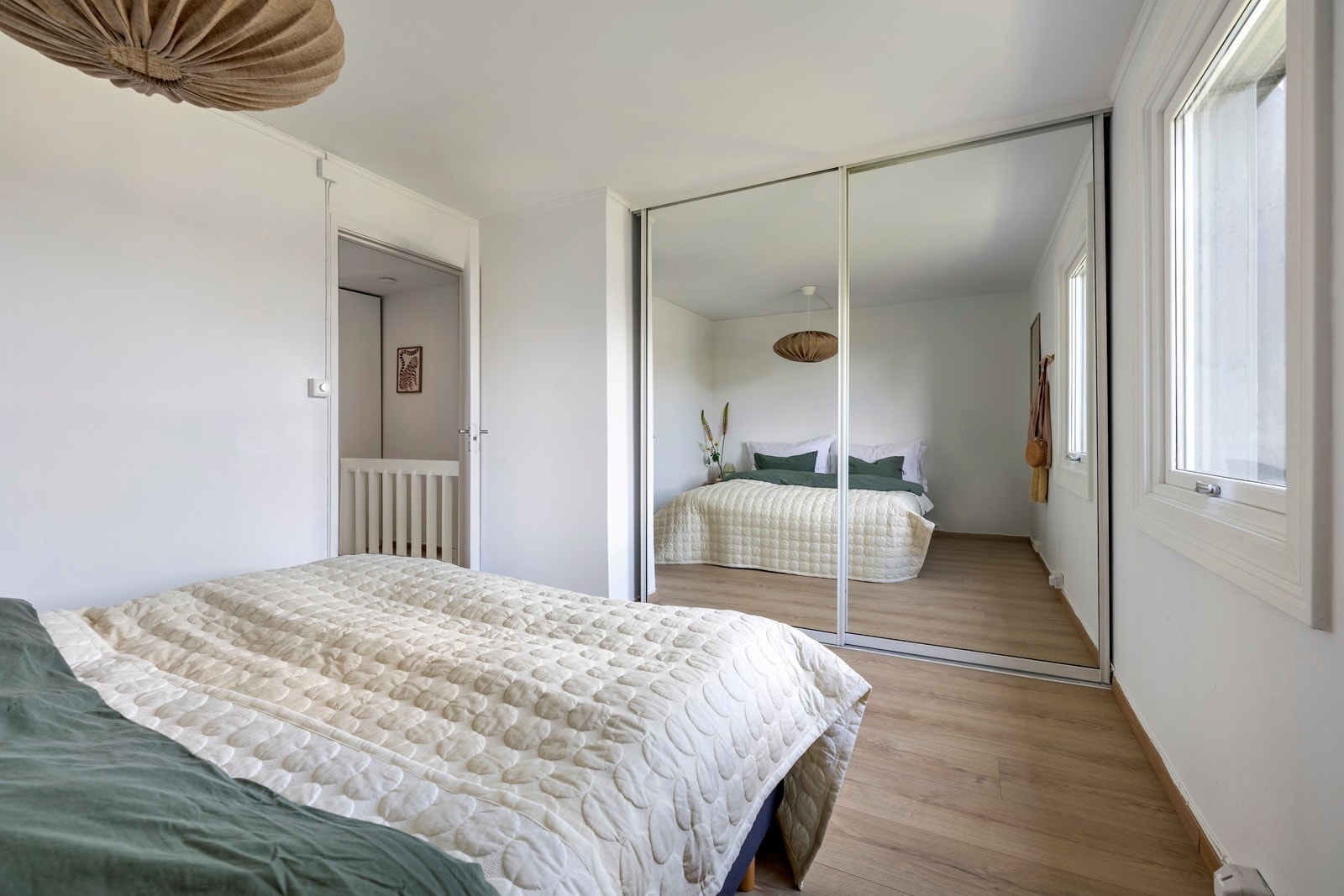 Hovedsoverommet er meget romslig med god plass til dobbeltseng og nattbord, og rommet er innredet med en praktisk skyvedørsgarderobe. Galleribilde