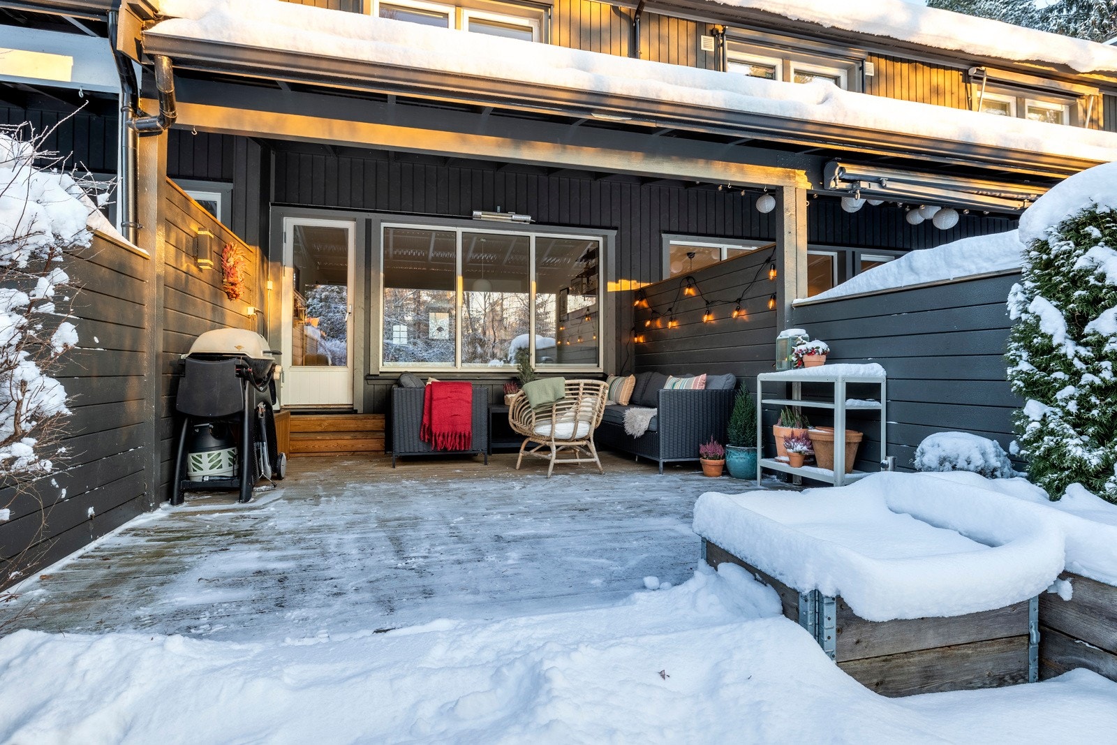 Fra stuen er det utgang til en herlig og solrik terrasse på ca. 20 kvm. Galleribilde