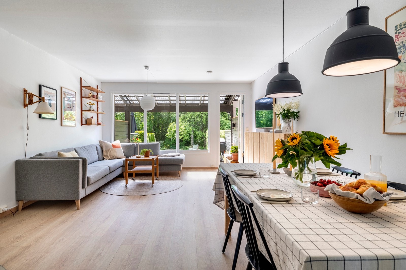 Stuen er lys og romslig med store vindusflater som slipper inn rikelig med naturlig dagslys. Galleribilde