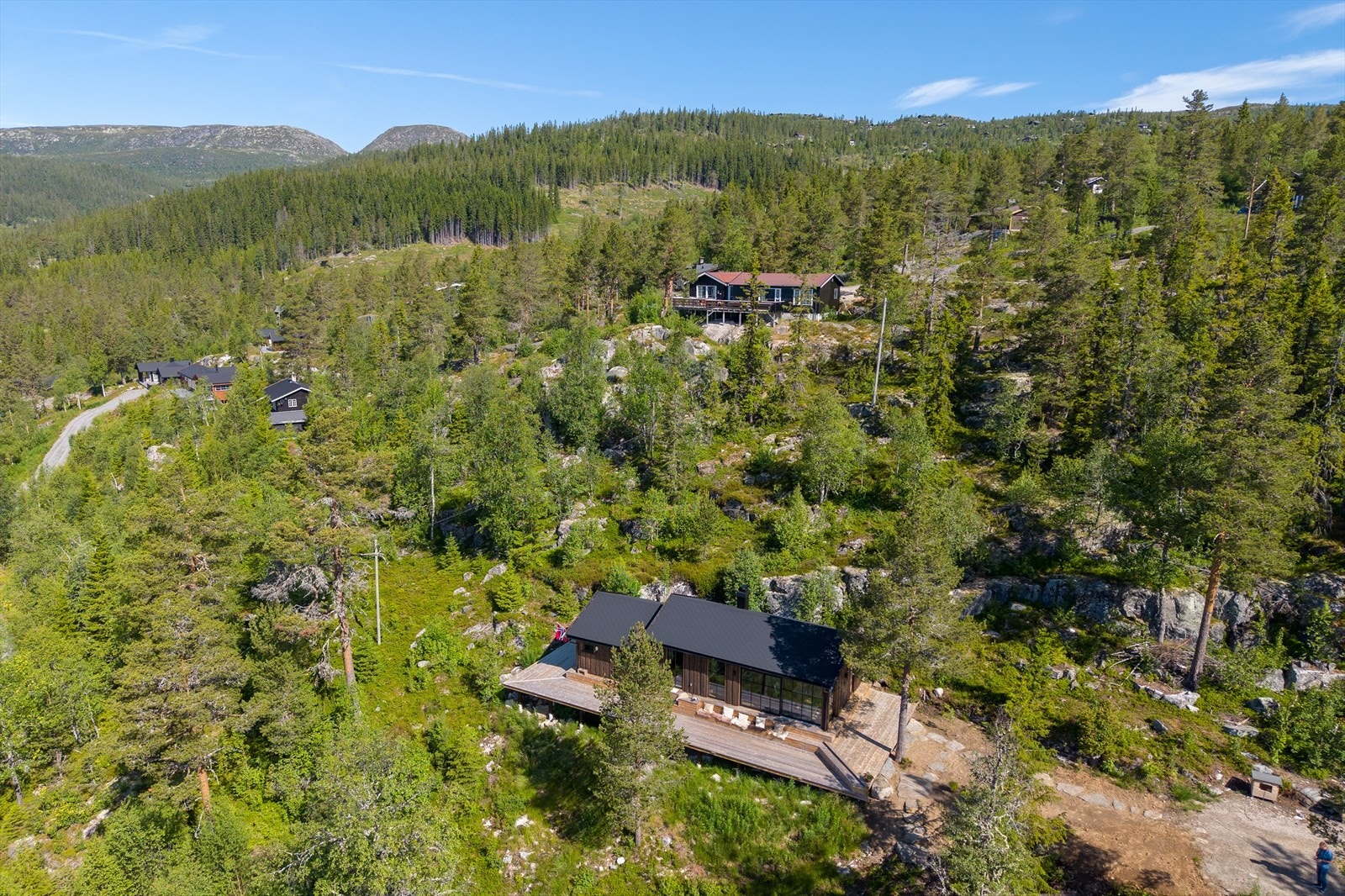 Hytta ligger flott til på en utsiktstomt med sol fra morgen til kveld, og er en attraktiv helårsdestinasjon - perfekt for den aktive familien. Galleribilde