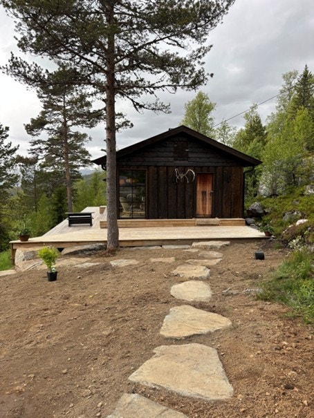 Eiendommen har adkomst via privat felles vei for hytteområde. Veinett brøytes og vedlikeholdes mot en årlig kostnad. Galleribilde
